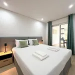 Modern Retreat 700m From The - Salgados Apartamento
