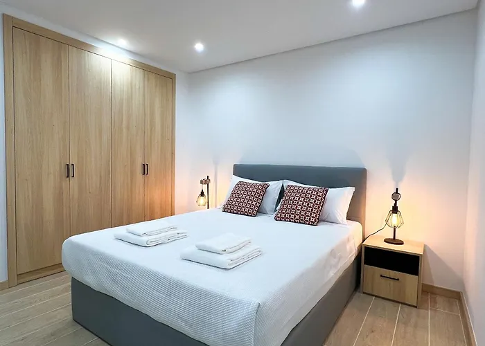 Modern Retreat 700m From The - Salgados Daire