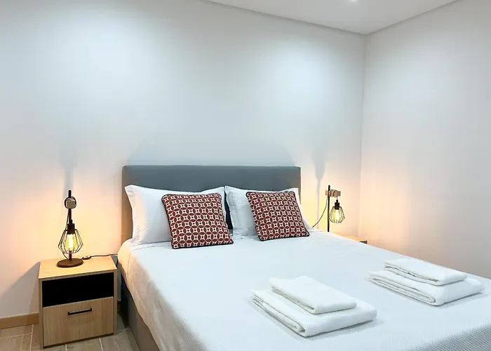 Modern Retreat 700m From The - Salgados Daire *