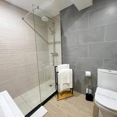 Apartment Modern Retreat 700m From The - Salgados *