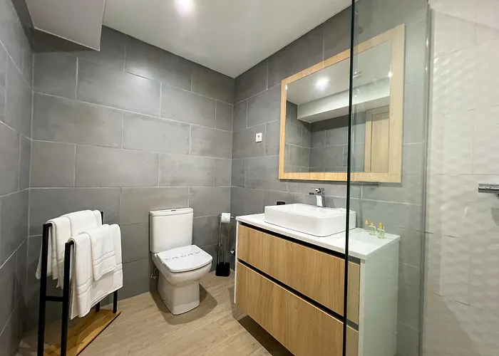 Modern Retreat 700m From The - Salgados *