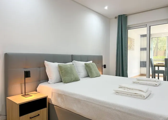 Modern Retreat 700m From The - Salgados * ギーア