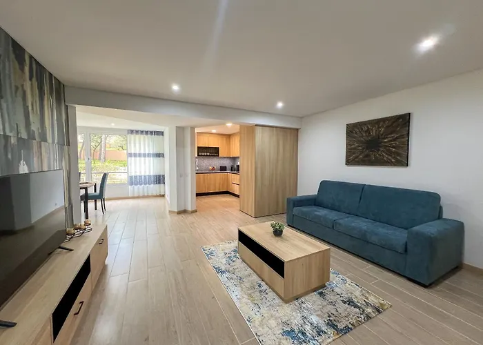 Modern Retreat 700m From The - Salgados アパート ギーア