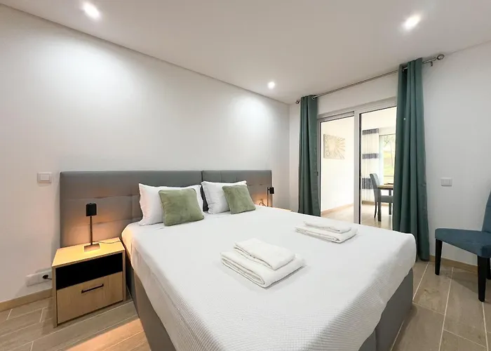 Modern Retreat 700m From The - Salgados アパート