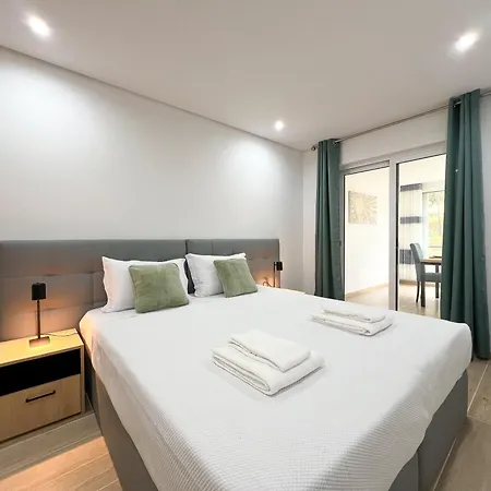 Modern Retreat 700m From The - Salgados Apartament